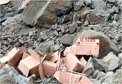 Study on fragmentation characteristics of rock mass in bench blasting with different coupling media